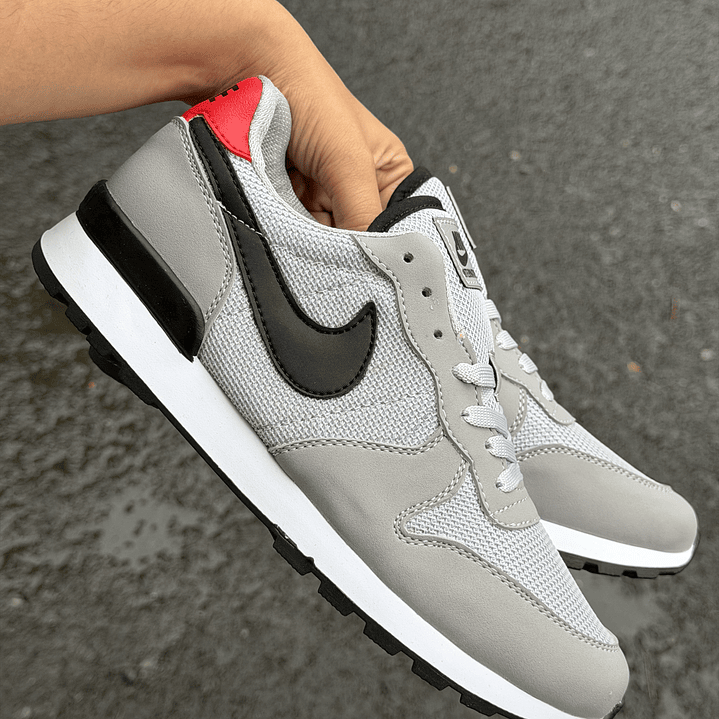 Nike gris atrás negro 2