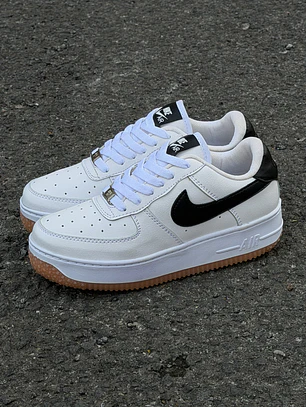Af1 chulo negro y suela maranja