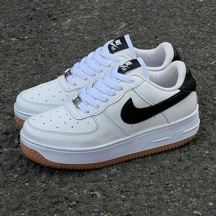 Af1 chulo negro y suela maranja 1