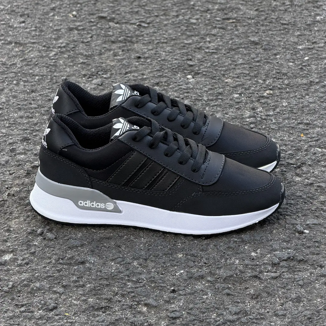 Adidas negros detalle gris  1