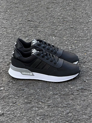 Adidas negros detalle gris 