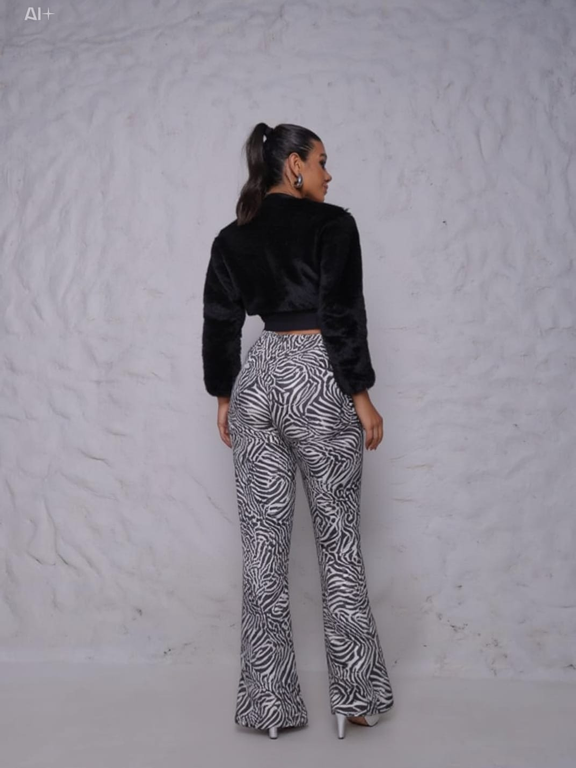 ABRIGO  DE PIEL CORTO  1