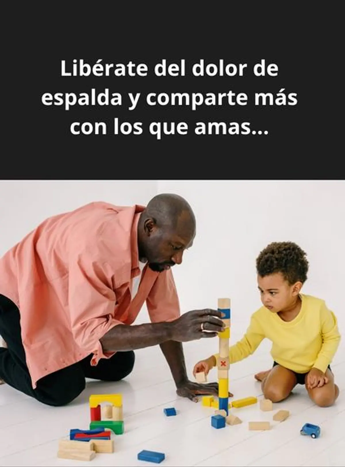 Hombre adulto que alivio su dolor de espalda con T.A.M.C juega con niño pequeño
