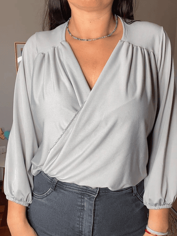 Blusa escote color gris plata