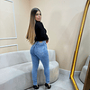 Jeans con faja celeste botón blanco  2