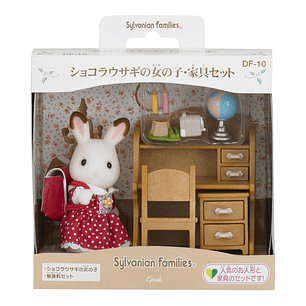 Niña conejo con escritorio