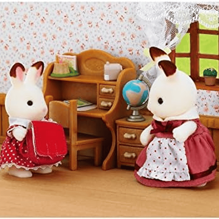 Niña conejo con escritorio 2