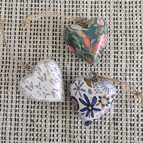 Corações Decorados em Madeira