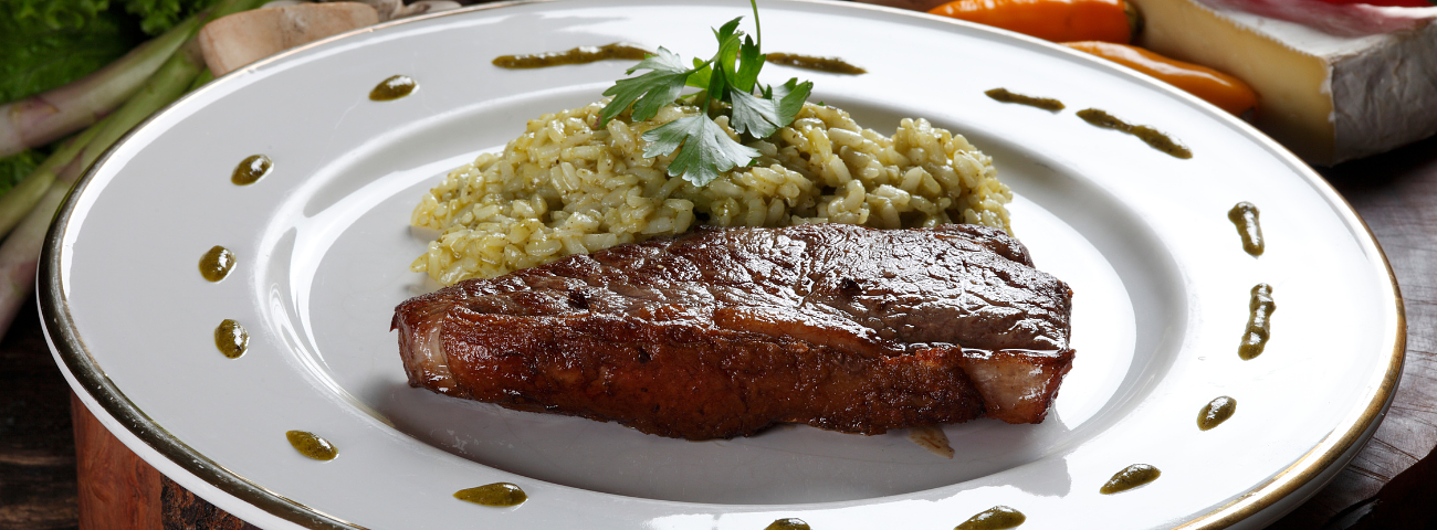 Lomo Vetado en Salsa de Vino Tinto con Risotto de Espárragos