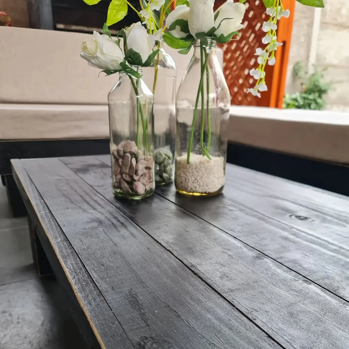 Terraza Balcón en L - Madera Negra con bordes gastados 4