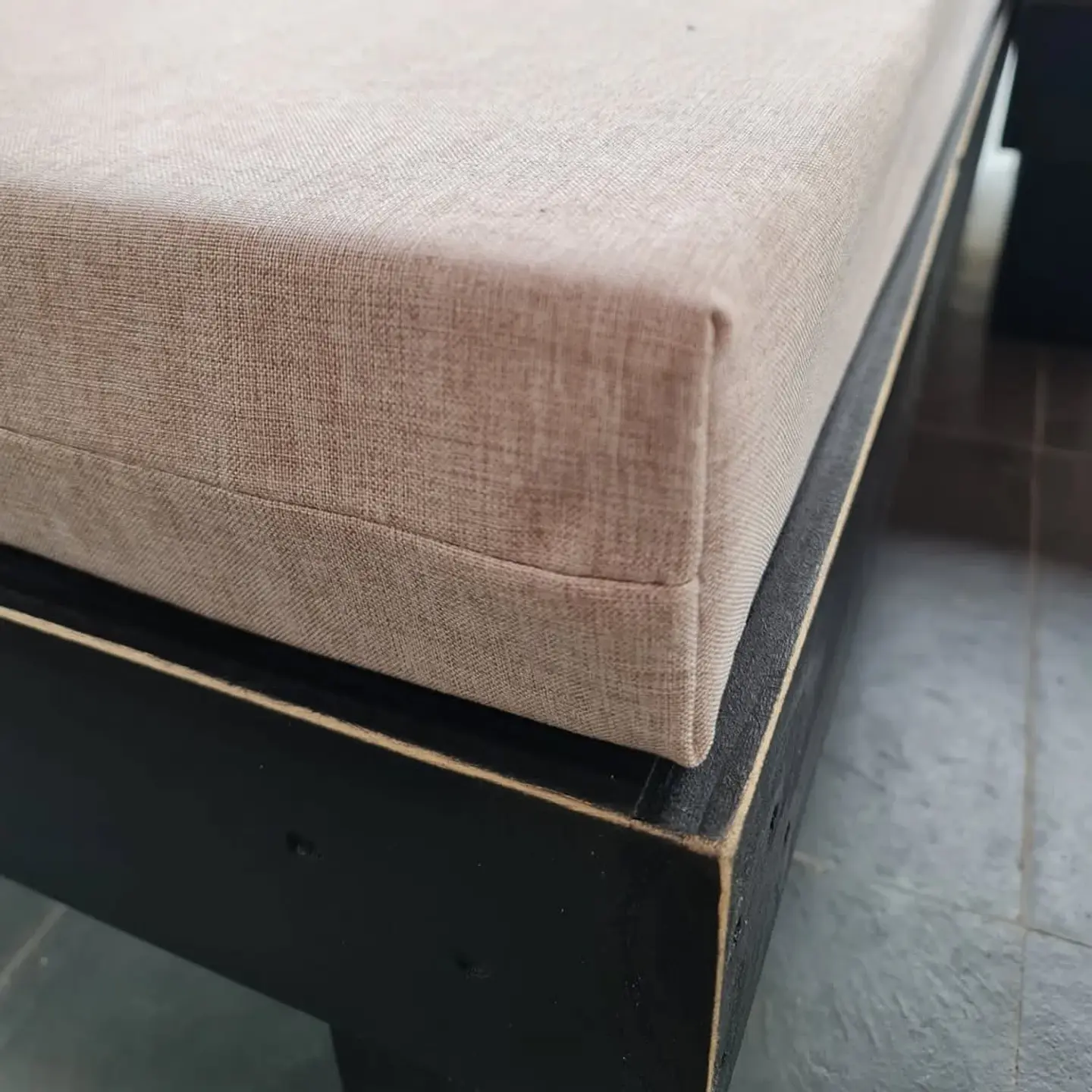 Terraza Balcón en L - Madera Negra con bordes gastados 3