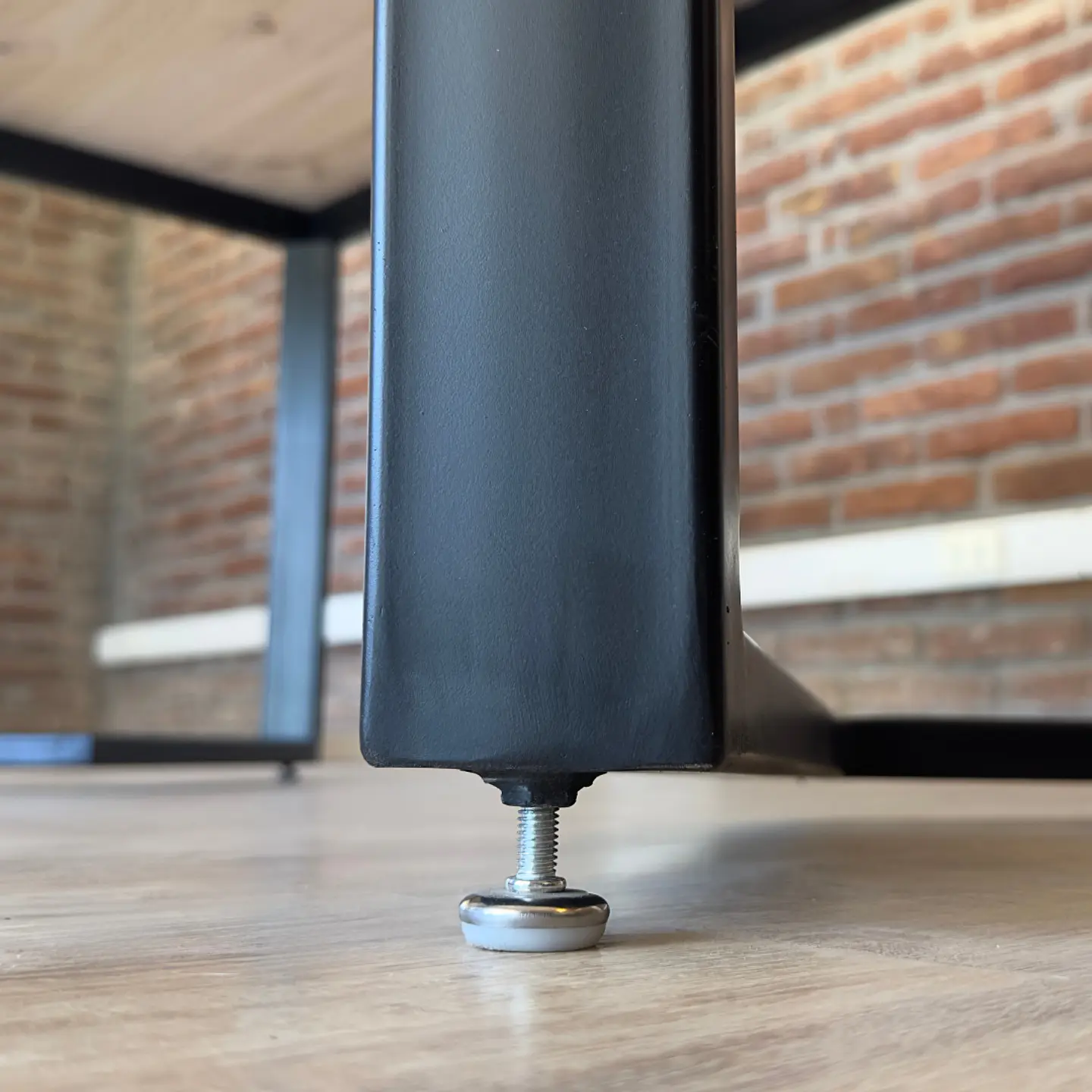Mesa de Comedor Redonda Olmué de Madera y Metal 3