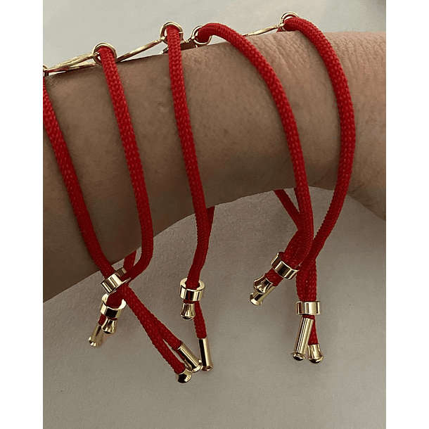 pulsera  cordón rojo con  San Benito 4