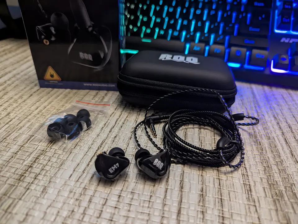 Monitores intrauditivos In Ear EM7 de 2 transductores 1