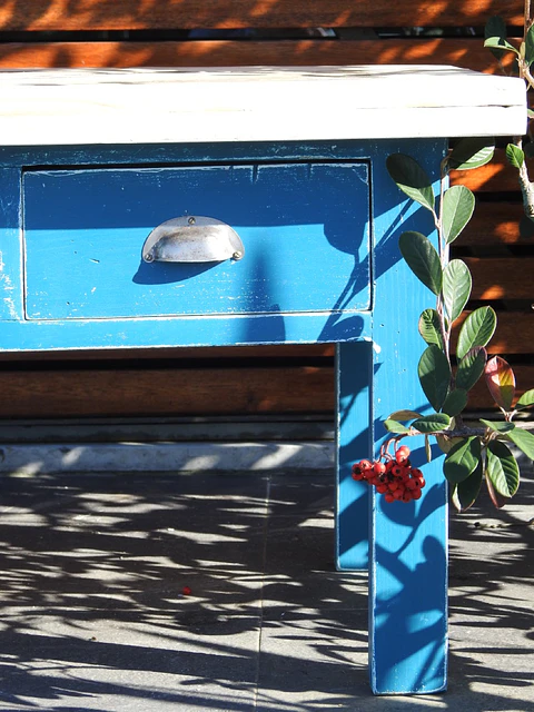Mesa de centro em madeira flutuante azul