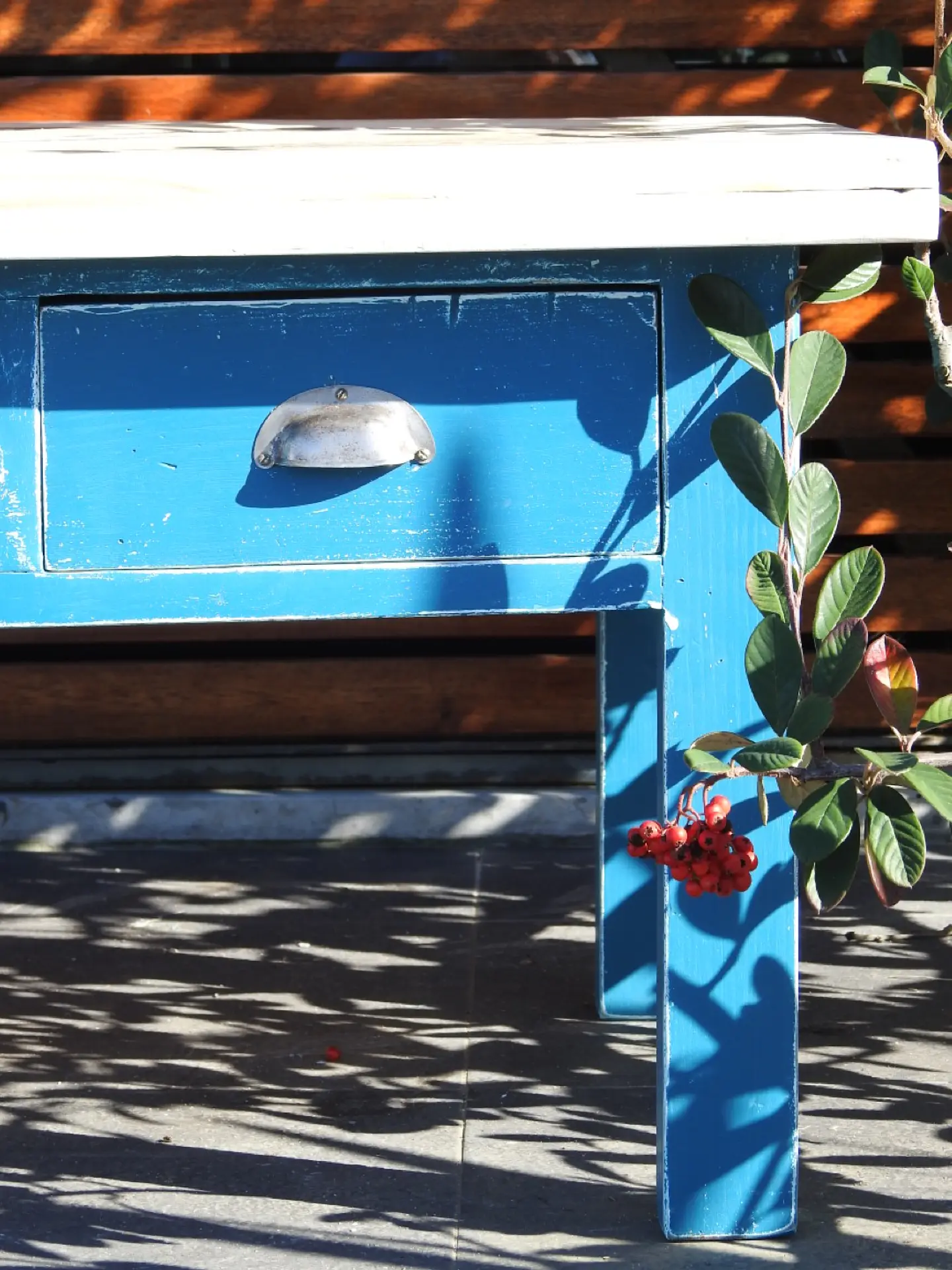 Mesa de centro em madeira flutuante azul 1