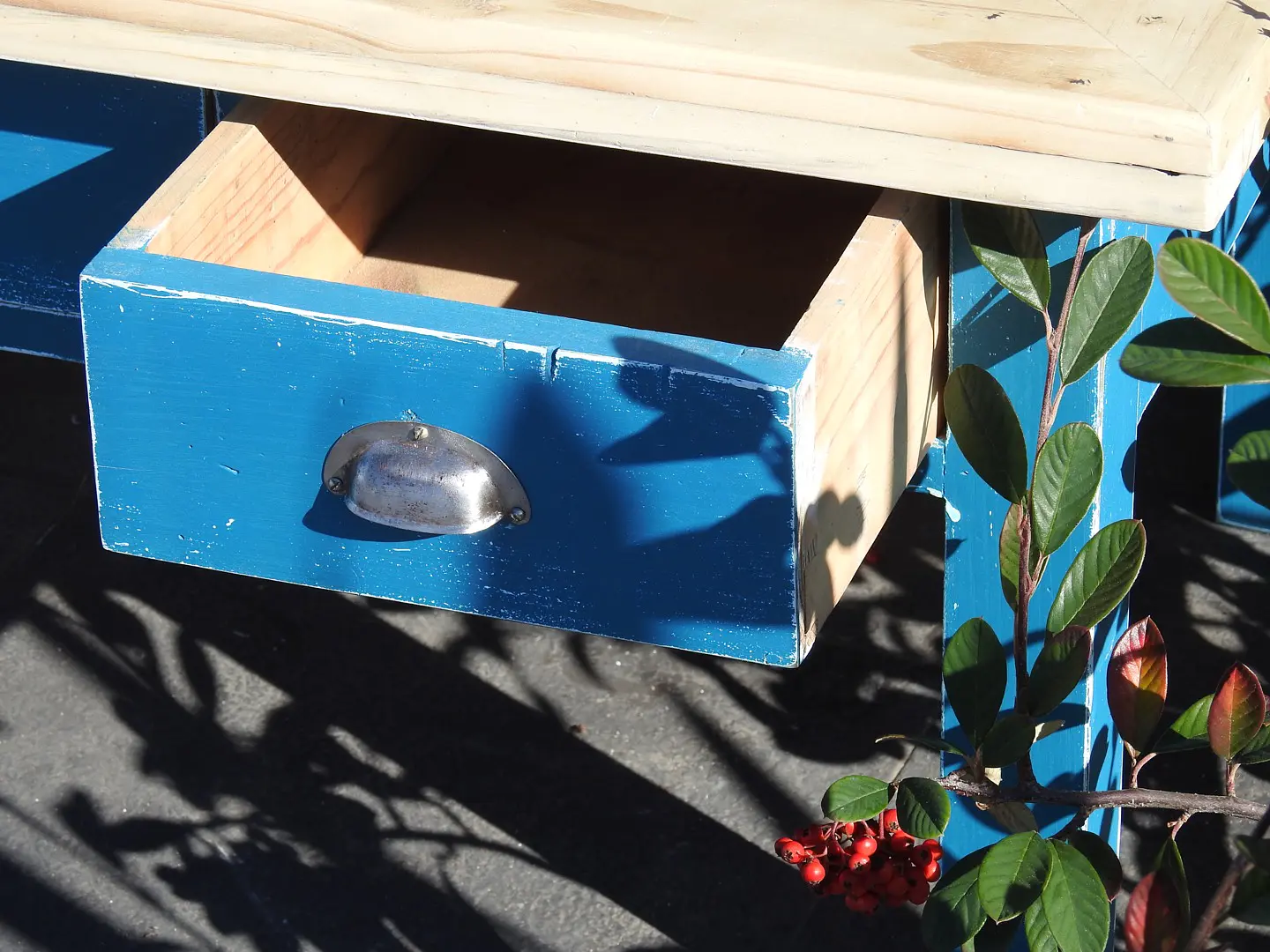 Mesa de centro em madeira flutuante azul 3