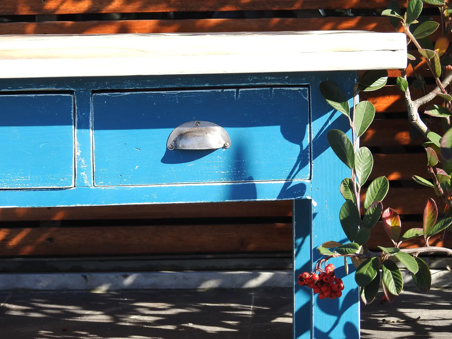 Mesa de centro em madeira flutuante azul 4