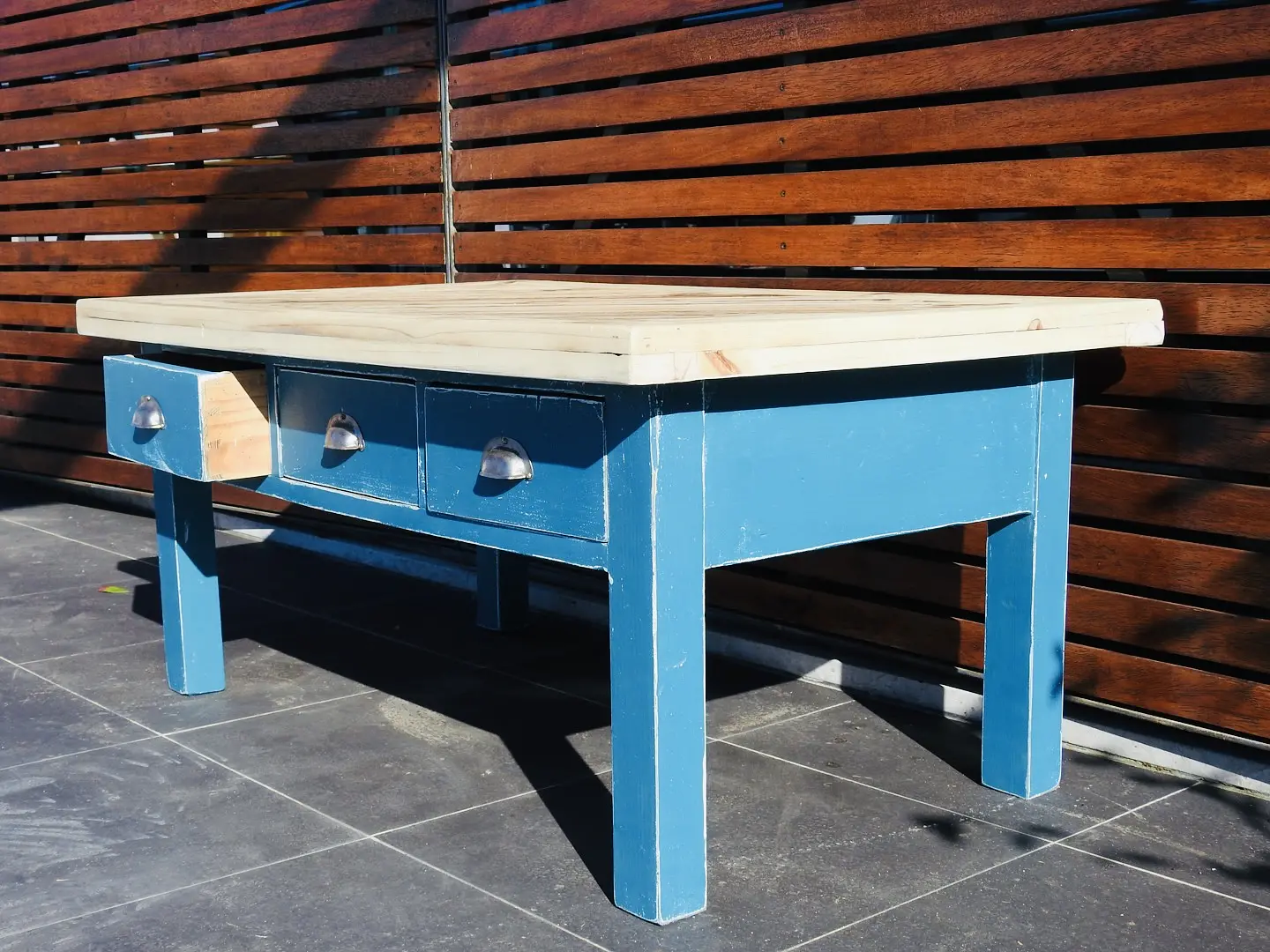 Mesa de centro em madeira flutuante azul 7