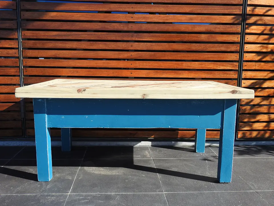 Mesa de centro em madeira flutuante azul 8