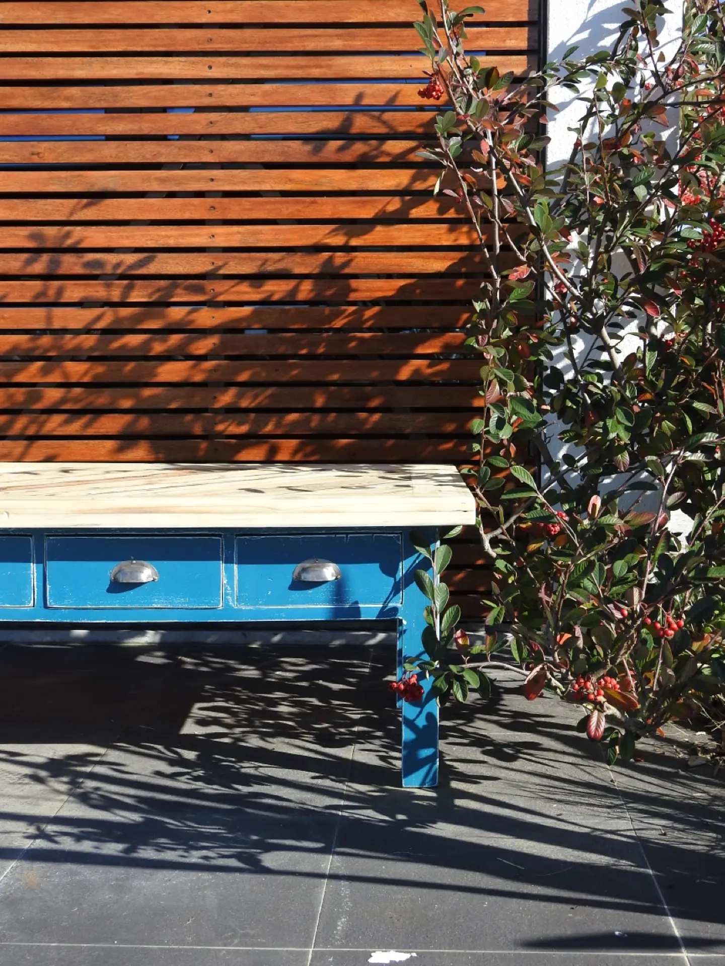Mesa de centro em madeira flutuante azul 10
