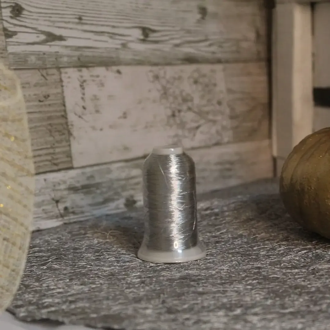 Hilo de bordar metalizado plata texsur 1000 mts. 2
