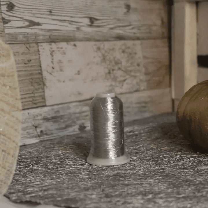 Hilo de bordar metalizado plata texsur 1000 mts. 2