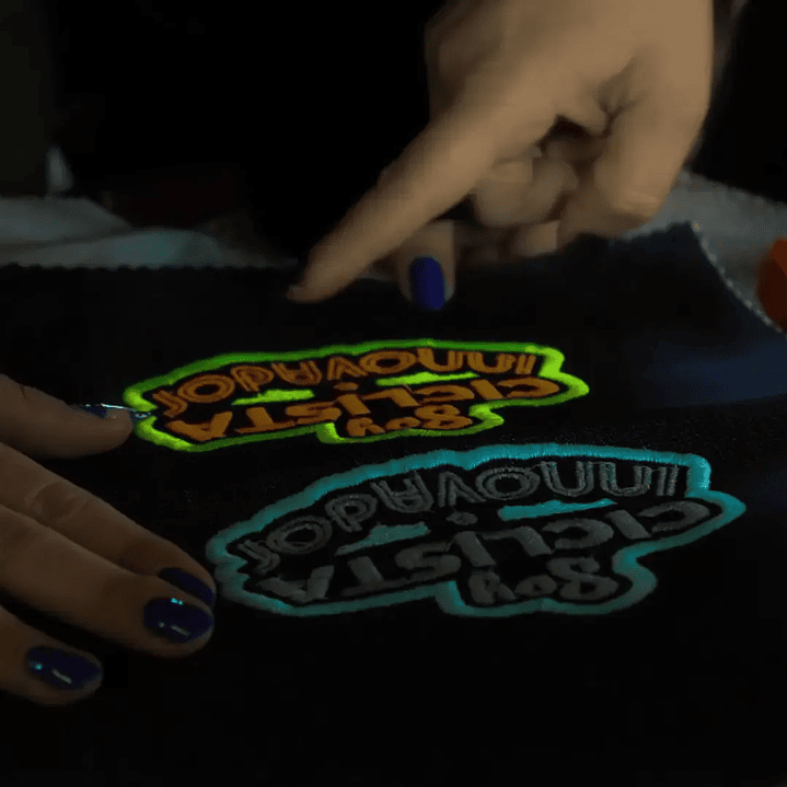 Hilo de bordar fotoluminiscente verde 4.000 mts. 3