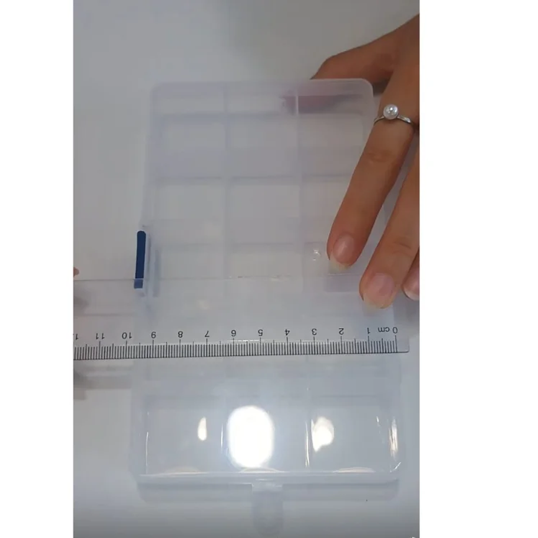 Caja plastica con divisiones 4