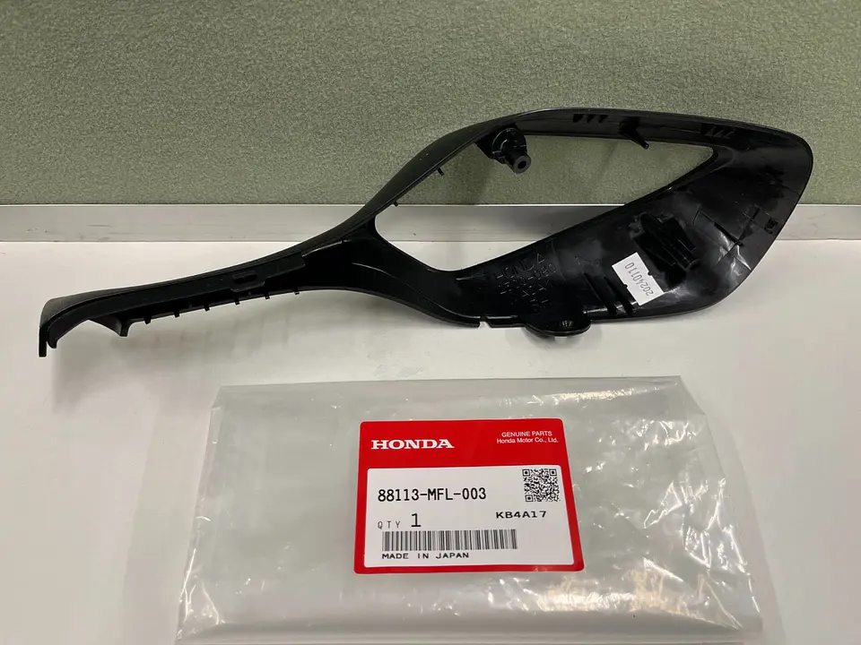 Tampa do espelho retrovisor direito, Honda CBR1000RR, 88113-MFL-003 1