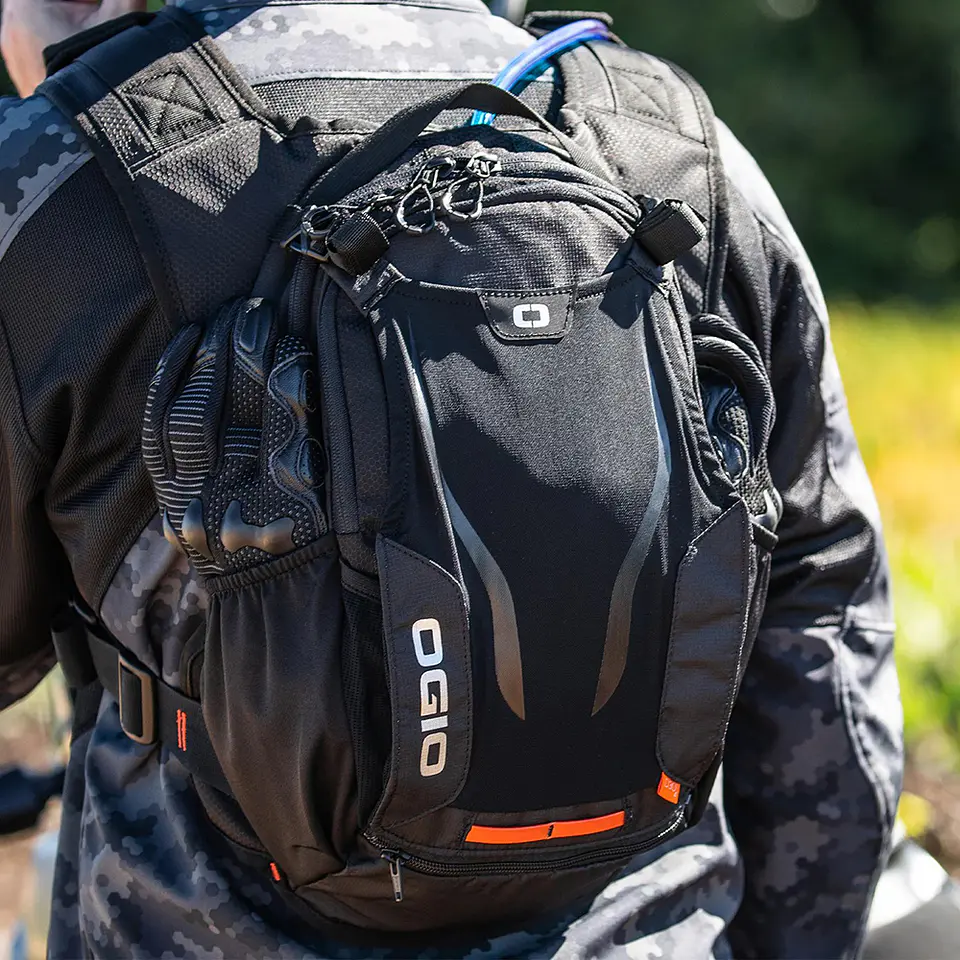 Mochila Ogio Safari D3O, com protetor de costas D3O incluso e reservatório de hidratação de 2 litros, ideal para motociclismo, bicicleta, trilhas e atividades ao ar livre. 5