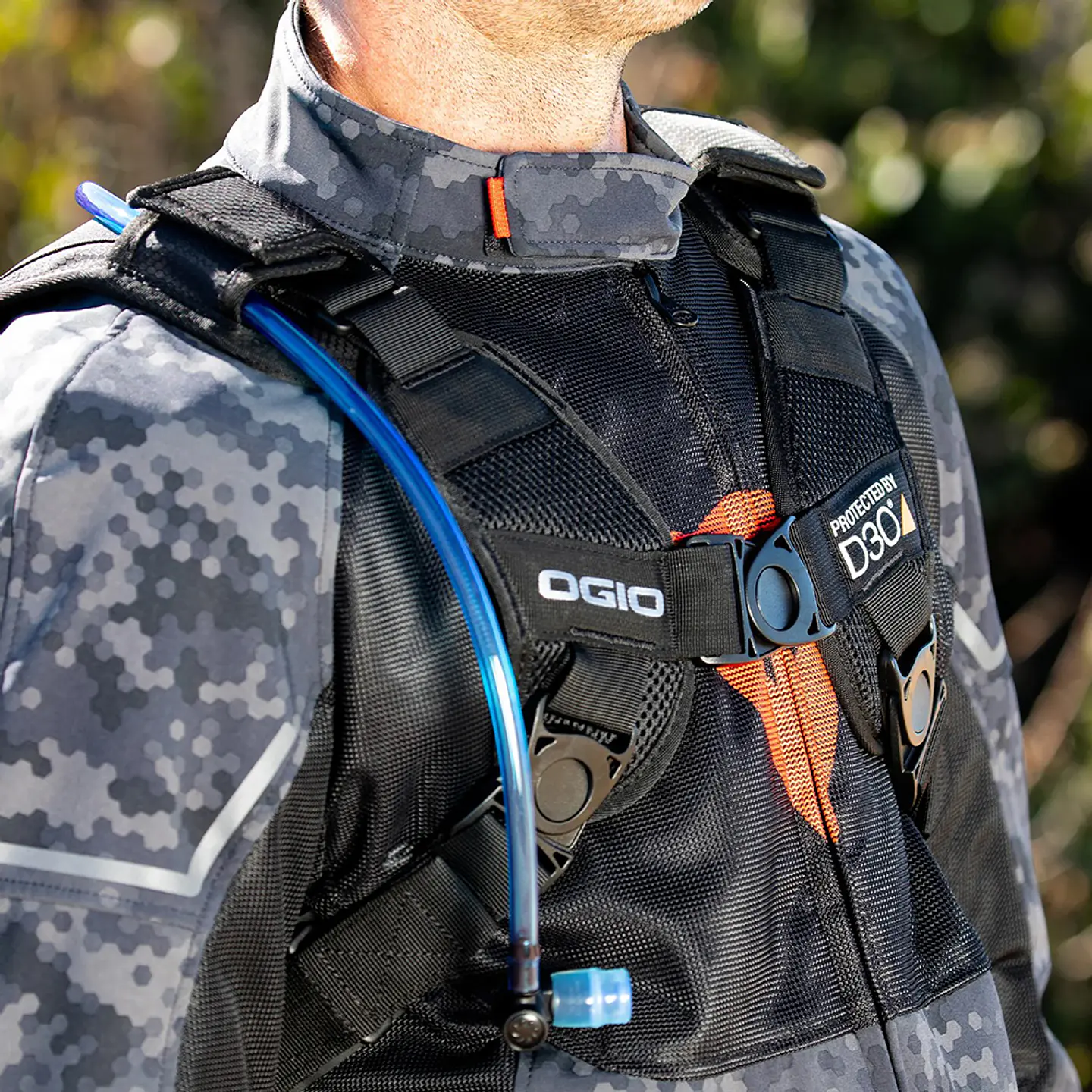 Mochila Ogio Safari D3O, com protetor de costas D3O incluso e reservatório de hidratação de 2 litros, ideal para motociclismo, bicicleta, trilhas e atividades ao ar livre. 6