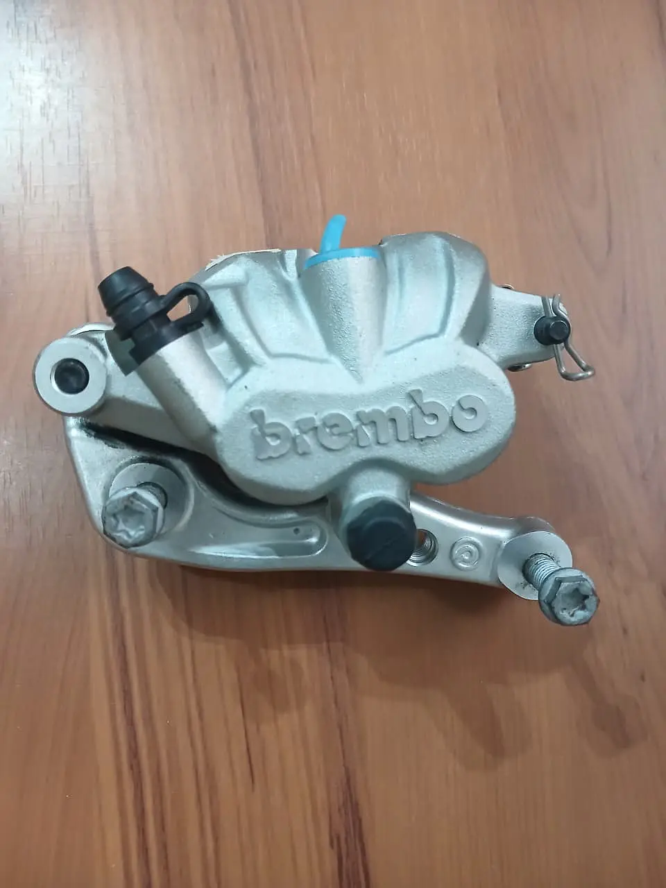 Pinça de freio dianteira Brembo KTM original com dois pistões. 7701301500101 1
