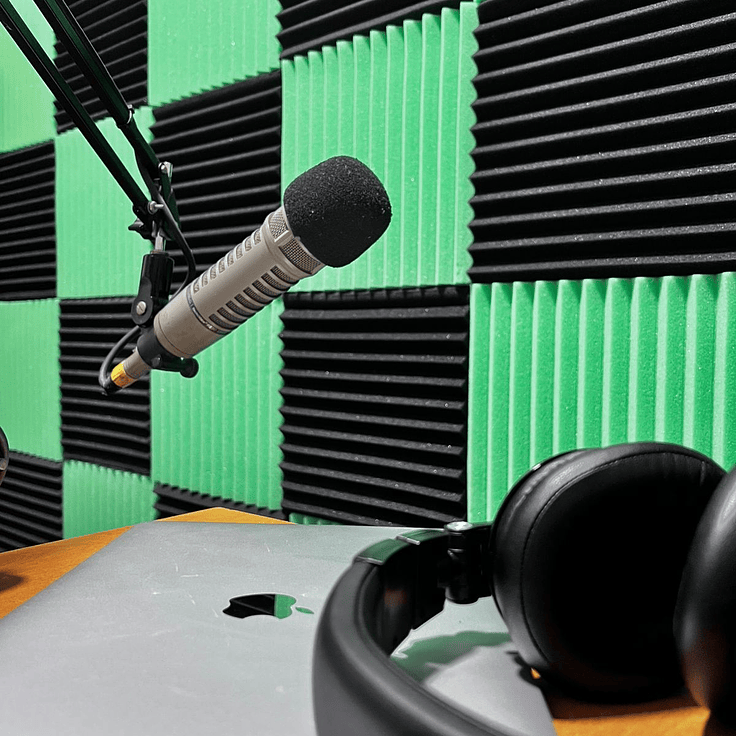 Cabina de radio en Ovalle con tratamiento acústico profesional y espumas acústicas verdes AcusticWall