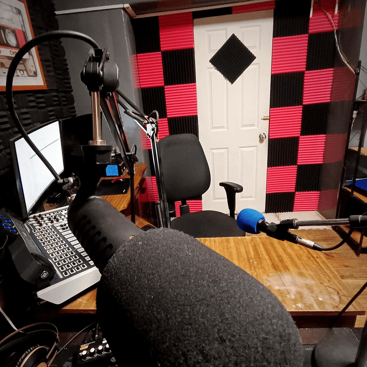 Cabina de voz profesional en La Serena con aislamiento acústico y espumas AcusticWall para locución