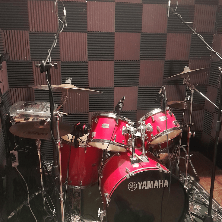 Sala de práctica en Tocopilla con tratamiento acústico profesional y espumas acústicas AcusticWall para batería