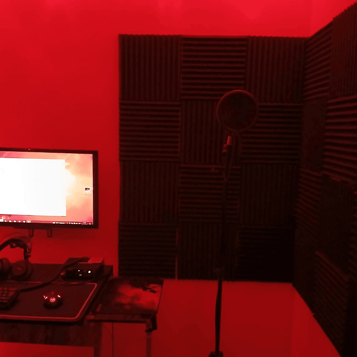 Cabina de grabación para artista urbano en La Serena con espumas acústicas negras AcusticWall