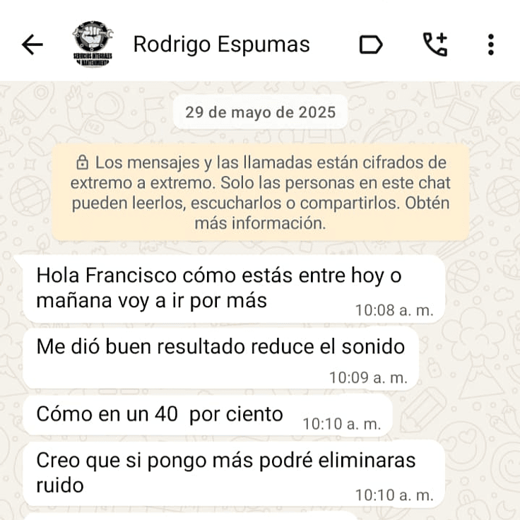Mensaje de cliente confirmando que las espumas acústicas AcusticWall reducen el sonido y mejoran la acústica