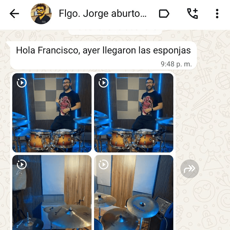 Cliente recibe espumas acústicas AcusticWall para su estudio de batería, instalación recién realizada