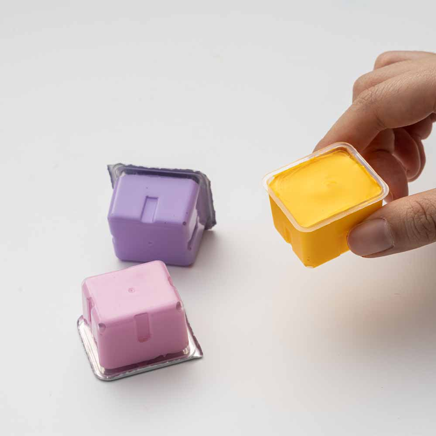 HIMI SET GOUACHE 18 COLORES / 30GR + PINCELES (ESTUCHE AMARILLO) 10