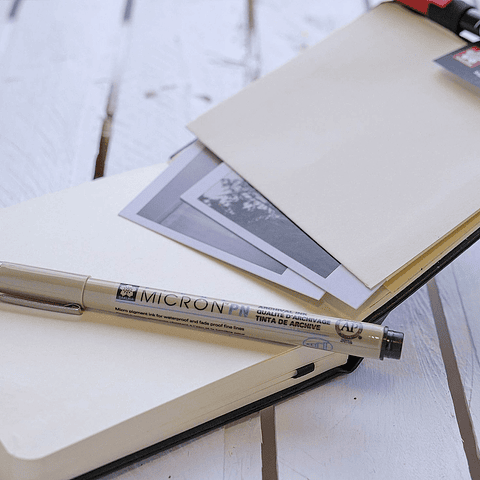 SKETCHBOOK SAKURA 80 HOJAS PAPEL CREMA (9X14CM) 140 GR + ROTULADOR PIGMA MICRON PN