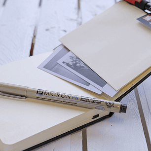 SKETCHBOOK SAKURA CORCHO + ROTULADOR PIGMA MICRON PN