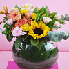 Arreglo multicolor con girasol, claveles y mini rosas.
