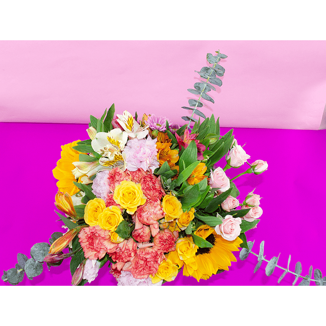 Arreglo multicolor con girasol, claveles y mini rosas.