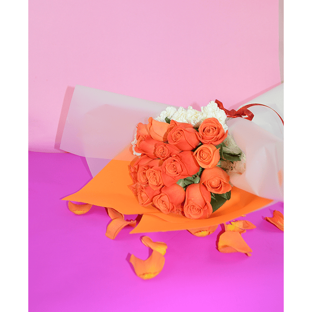 Ramo de 12 rosas naranjas con claveles blancos.