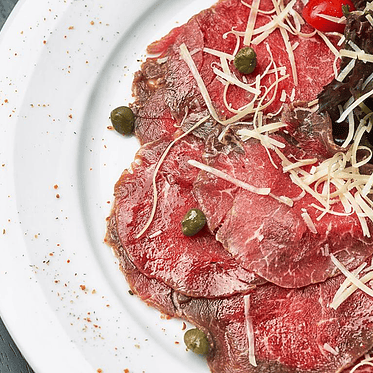 Carpaccio de filete angus con salsa de limoneta con queso parmesano y alcaparra 3