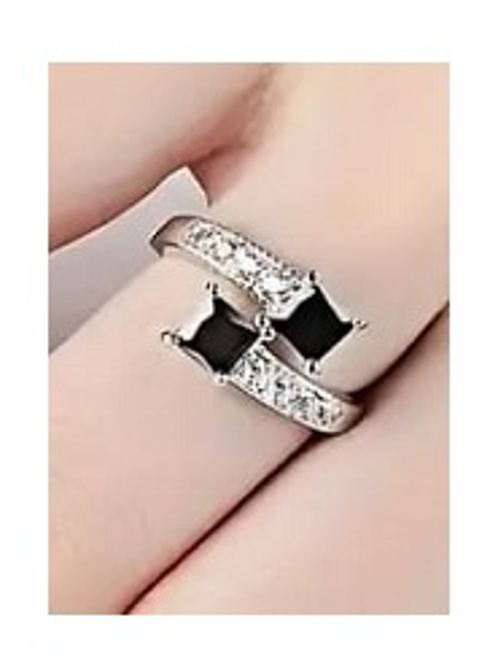 Anillo Cuadrado con Circonitas Negras y Blancas – Plata Esterlina 925 2