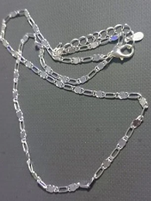 Collar con Diseño Geométrico Elegante