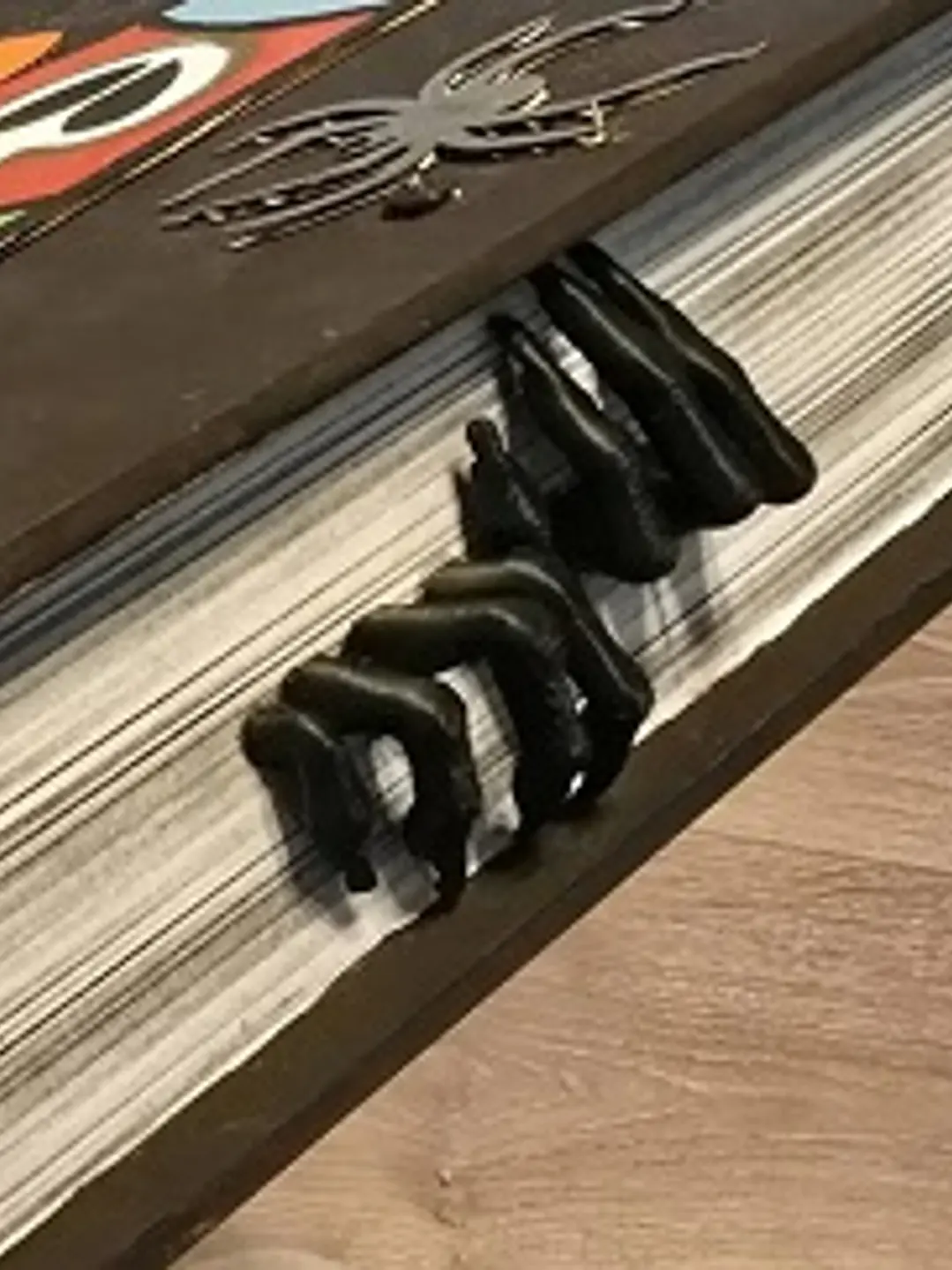 Separador de Libros Diseño Garras 2