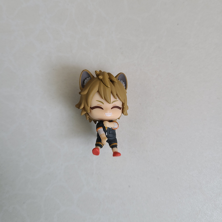 [Savanaclaw] Ruggie Bucchi - Figurita para cables [Twisted Wonderland] 1